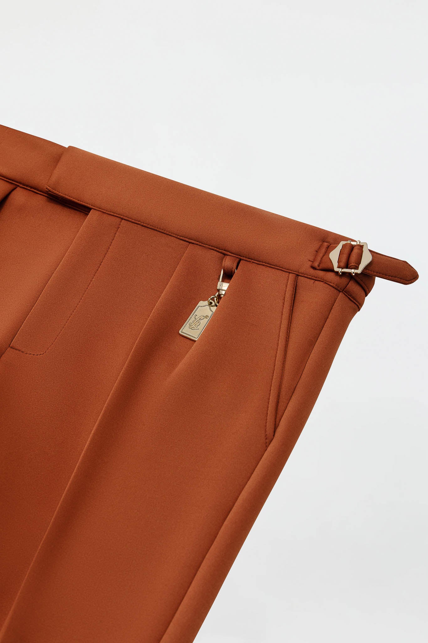 STRETCH COTTON PLEATED PANTS – BURNT SIENNA