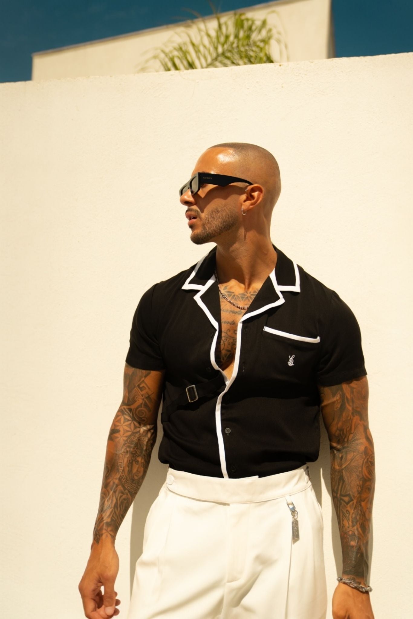 SIDE STRAP CONTRAST SHIRT – BLACK