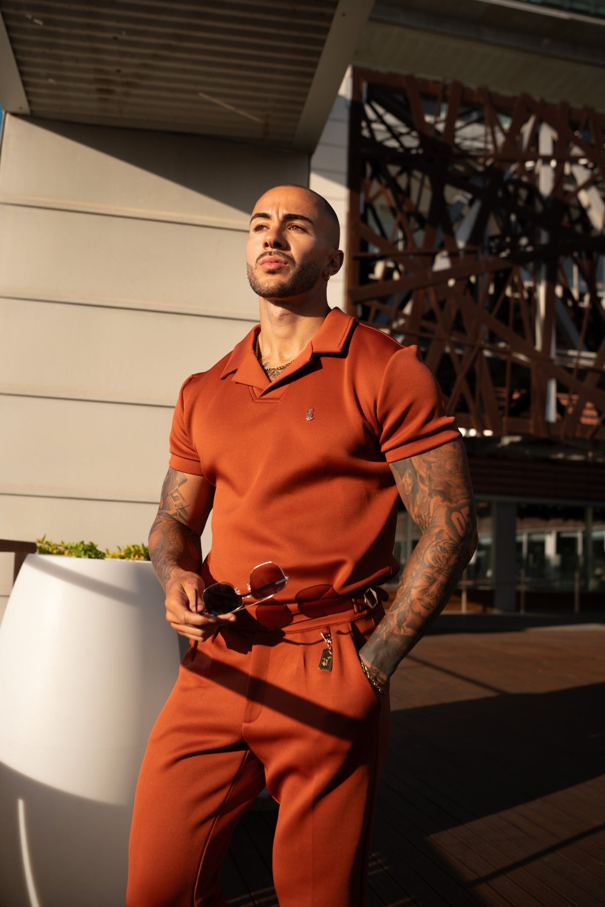 STRETCH COTTON PLEATED PANTS – BURNT SIENNA