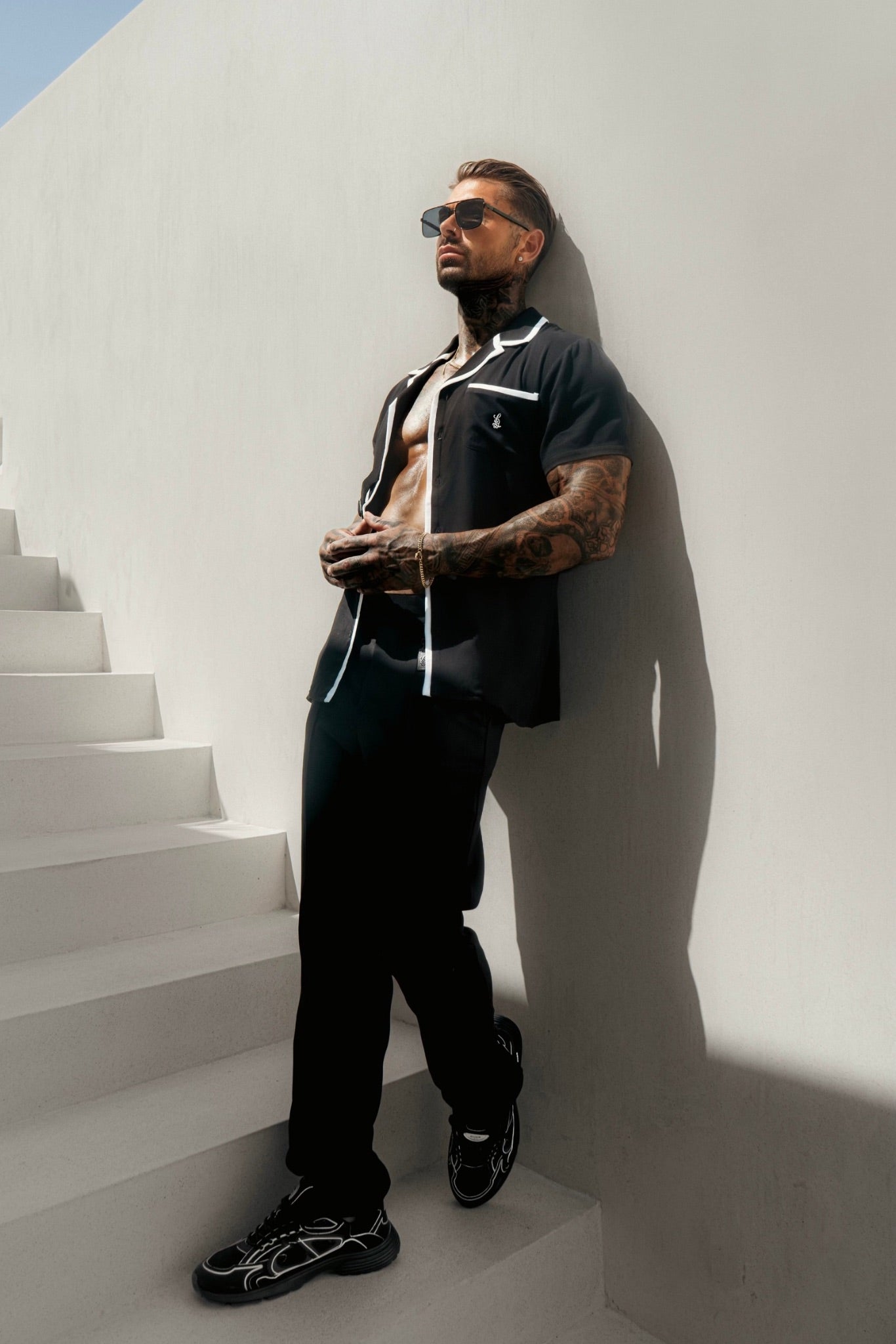 SIDE STRAP CONTRAST SHIRT – BLACK