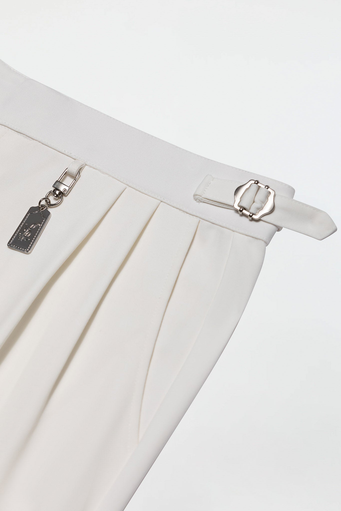 PLEATED PANTS – WHITE